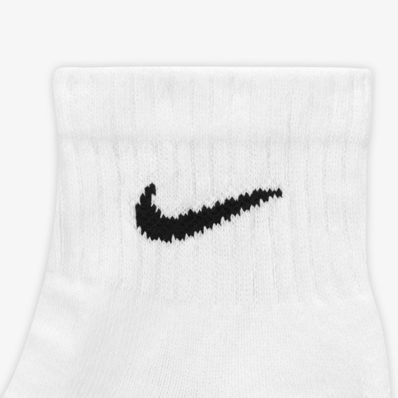 Weiße Socke mit Logo, bequem und langlebig für sportliche Aktivitäten.