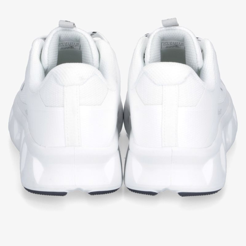 Rückansicht eines weißen Sneakers mit robustem Absatz und gepolstertem Innenfutter für hohen Tragekomfort
