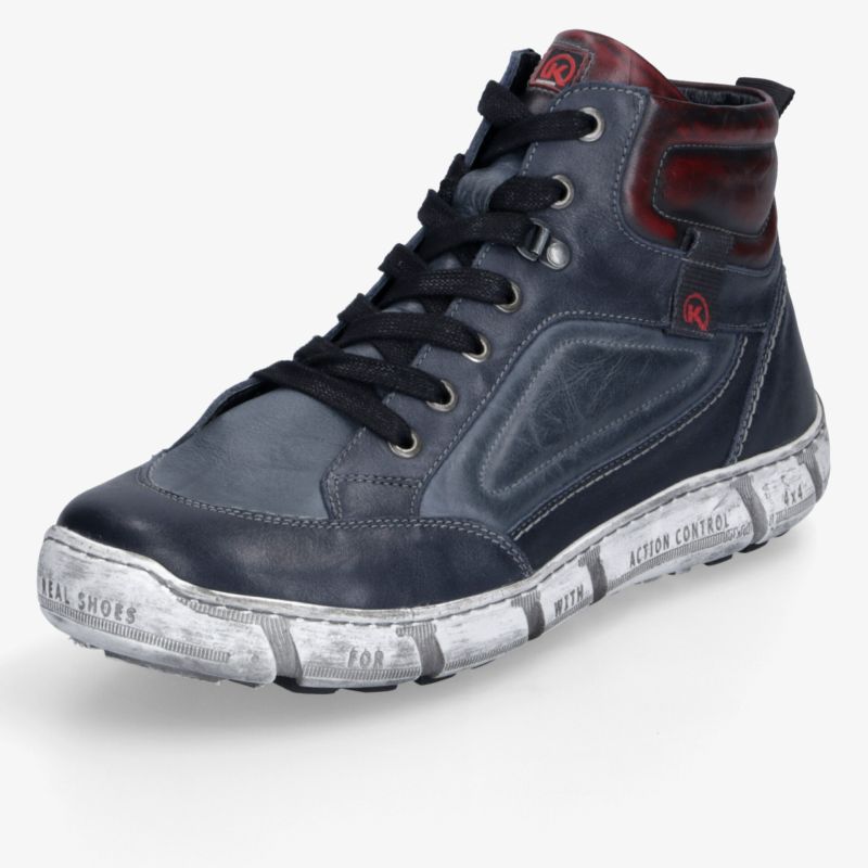 Hochwertiger blauer Sneaker mit schwarzer Schnürung und robuster, profilierter Sohle für optimalen Komfort und sportlichen Look