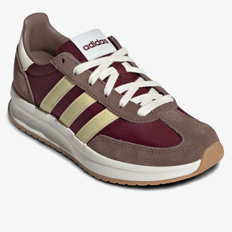 Moderner Sneaker in Burgunderrot mit kontrastierenden drei Streifen und weißer Sohle, sportlich und bequem