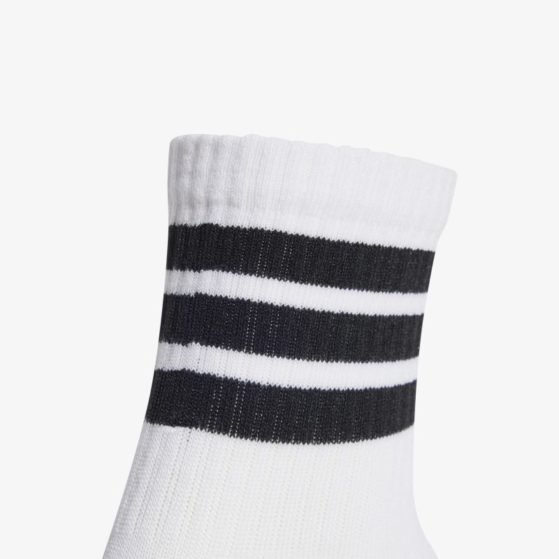 weiße sportliche Socke mit elastischem Bund und zwei schwarzen Streifen, robust und bequem