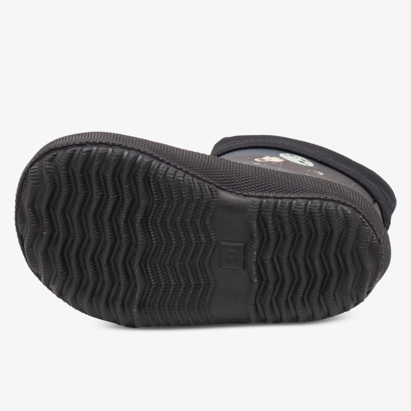 robuste und rutschfeste Sohle mit starkem Profil für sicheren Halt auf verschiedenen Untergründen