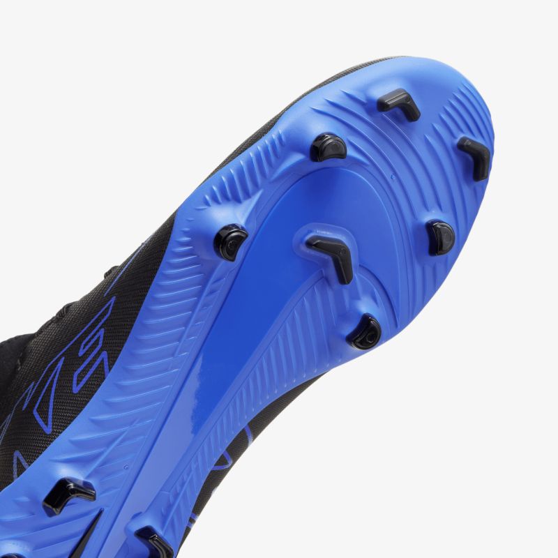 Robuste blaue Sportschuhsohle mit tiefem Profil und scharfen Stollen für optimalen Grip und hohe Strapazierfähigkeit