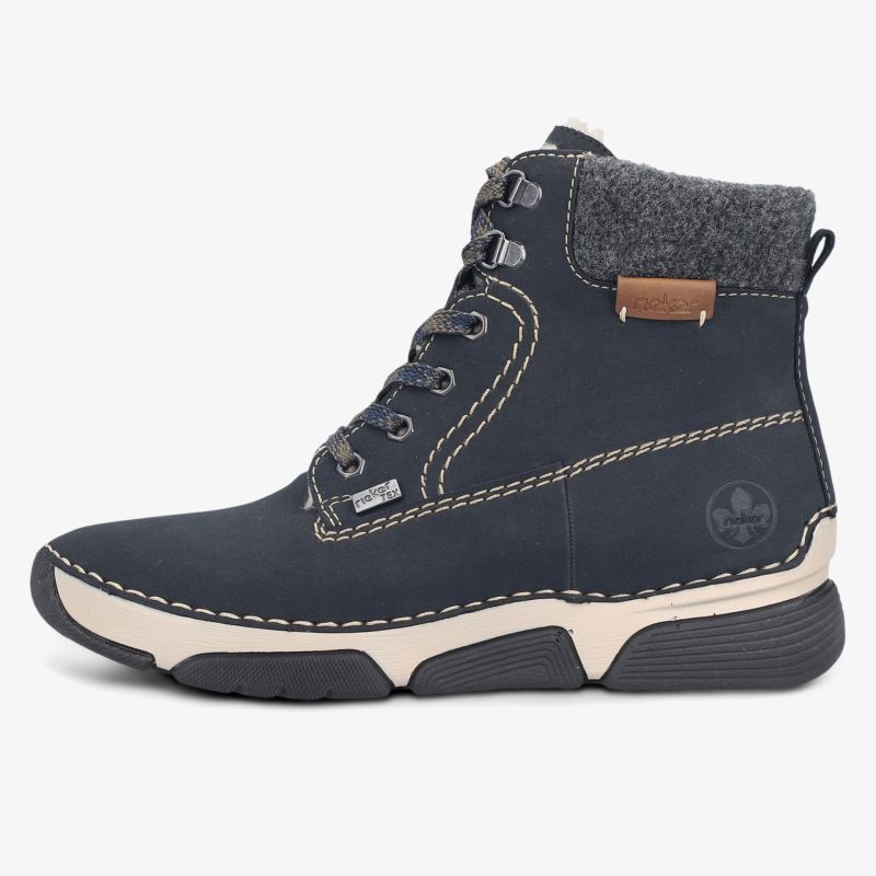Robuster Winterschuh mit gepolstertem Schaft, profilierter Sohle und komfortabler Schnürung in seitlicher Ansicht