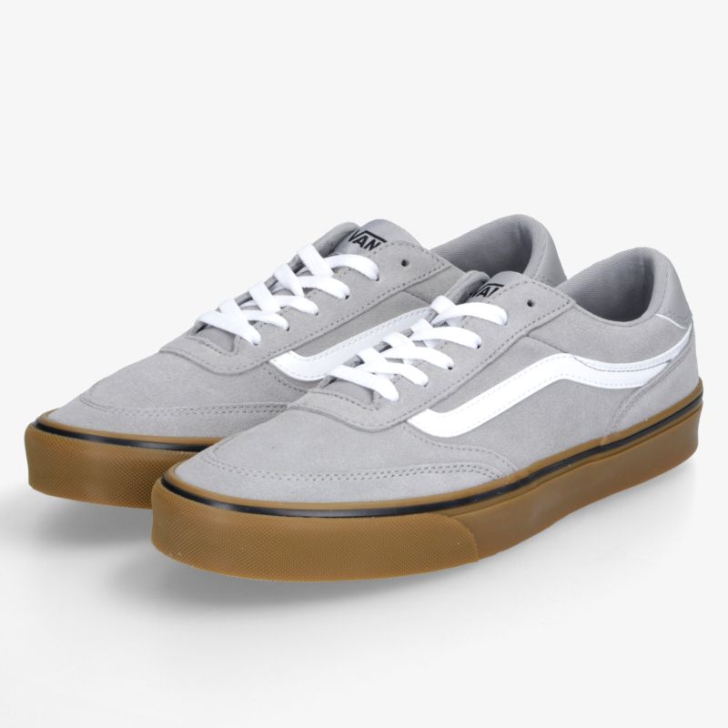 Graue Sneaker mit weißer Schnürung und robuster brauner Sohle, bequem und stylisch für den täglichen Gebrauch