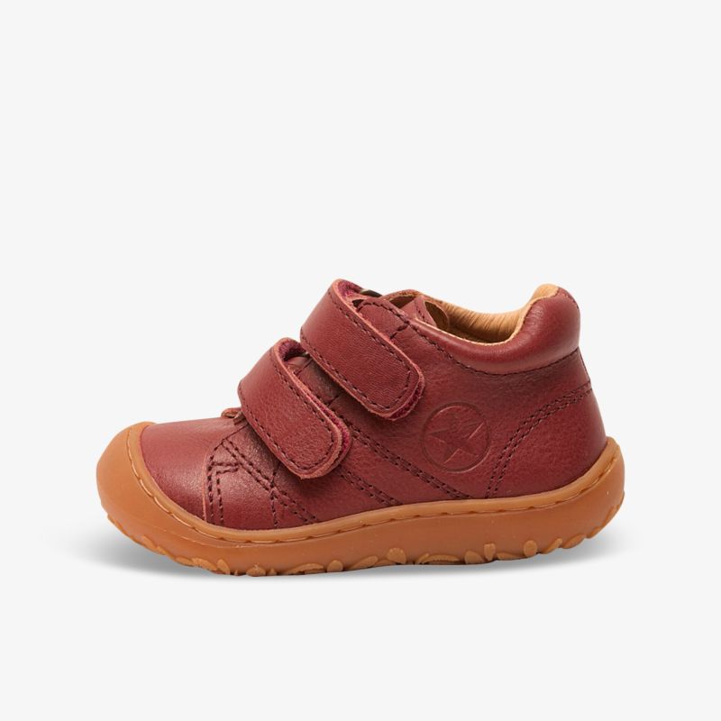 Weicher brauner Kinderschuh mit Klettverschlüssen und rutschfester flexibler Laufsohle für optimalen Komfort