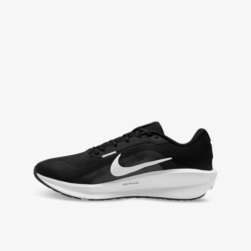 Schwarzer Sportschuh mit markantem Swoosh-Logo, leicht und komfortabel für optimalen Laufkomfort