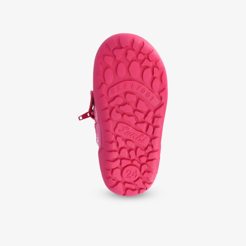 Rot gefärbte Schuhsohle mit tiefem Profil für optimalen Halt und hohe Strapazierfähigkeit