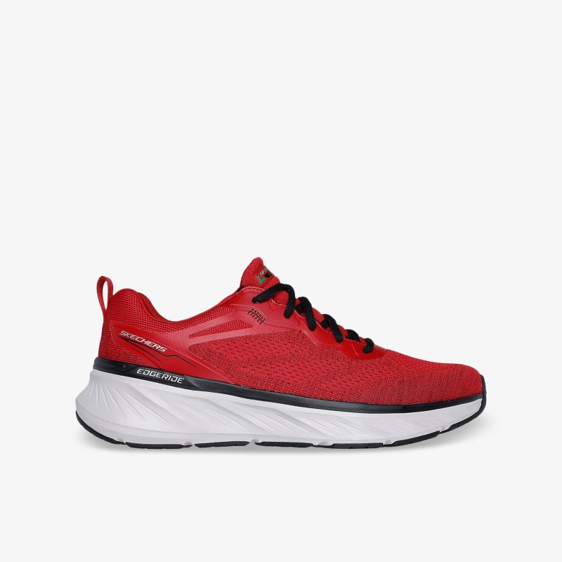 Roter Sportschuh mit leichter, atmungsaktiver Oberfläche und bequemer Passform in klarer Seitenansicht