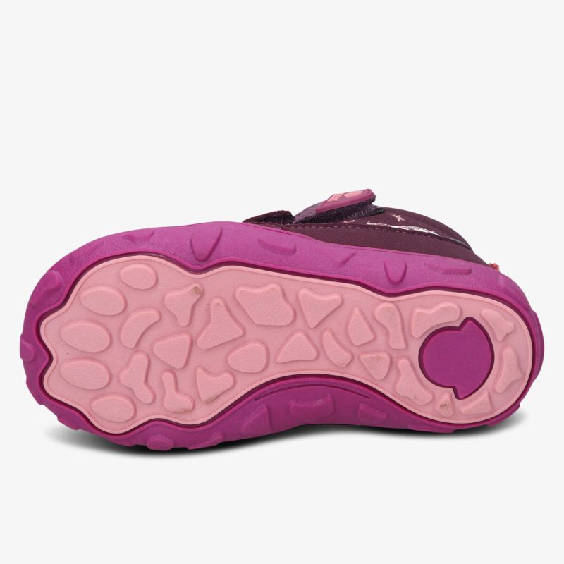 Detailaufnahme der robusten, rutschfesten Kinder-Sohle mit farbigem Rand und ergonomischem Profil