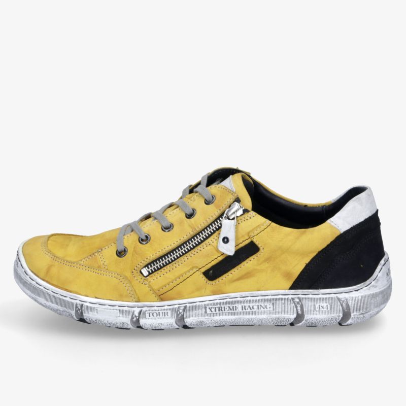 Gelber Sneaker mit Reißverschluss und flexibler Sohle in seitlicher Ansicht