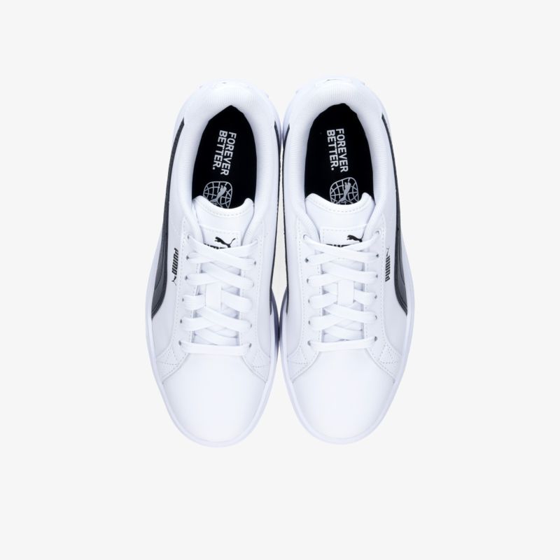 Weiße Sneaker mit klassischer Schnürung und sportlichem, bequemem Design, perfekt für vielseitige Outfits.