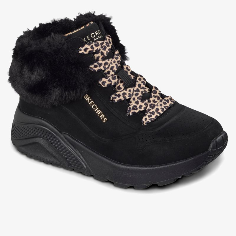 Schwarzer wasserfester Schuh mit warmem Fellkragen und rutschfester dick profilierter Sohle
