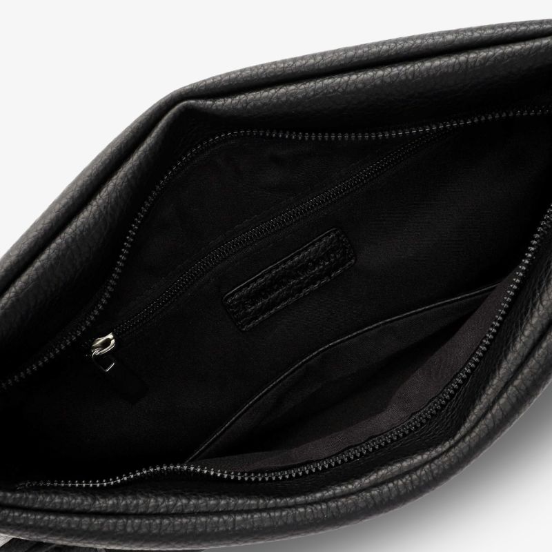 Detailansicht des Innenraums einer schwarzen Tasche mit Reißverschluss und organisiertem Fach