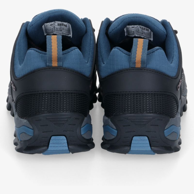 Blaues Schuhpaar von hinten mit gepolsterter Ferse, griffiger Laufsohle und sportlichem Design für sicheren Halt.