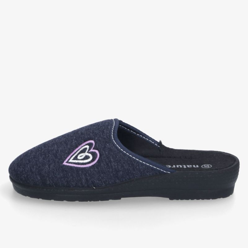 Komfortabler blauer Pantoffel mit weichem Material, rutschfester Sohle und dekorativem Herzmotiv