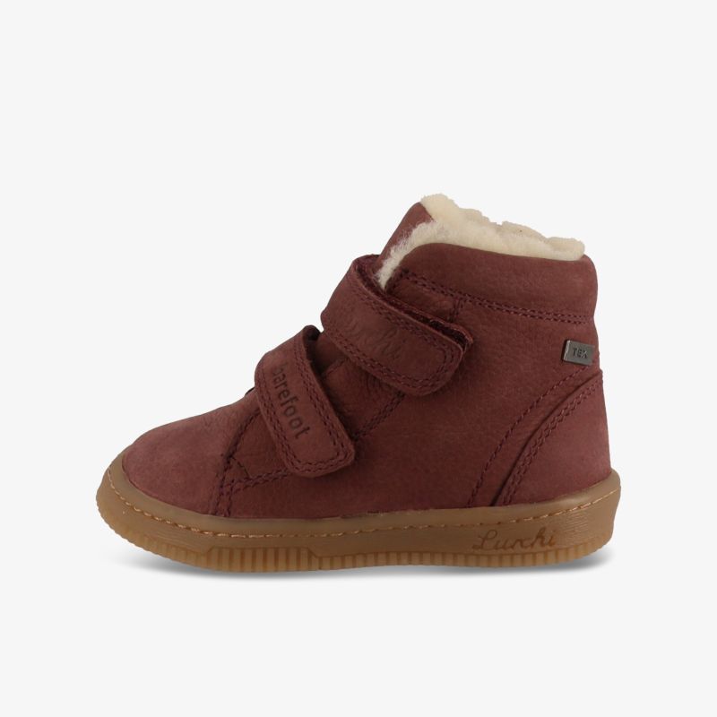 Seitliche Ansicht eines warm gefütterten, robusten Winterstiefels mit rutschfester Sohle und praktischem Klettverschluss