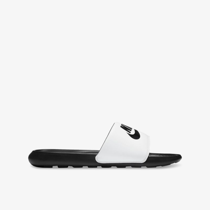 Bequeme weiße Slides mit schwarzer Sohle und sportlichem Design für vielseitige Freizeitaktivitäten.