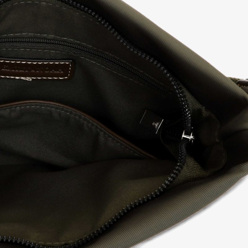 Detailansicht eines geöffneten schwarzen Tascheninneren mit Reißverschluss und weichem Futter