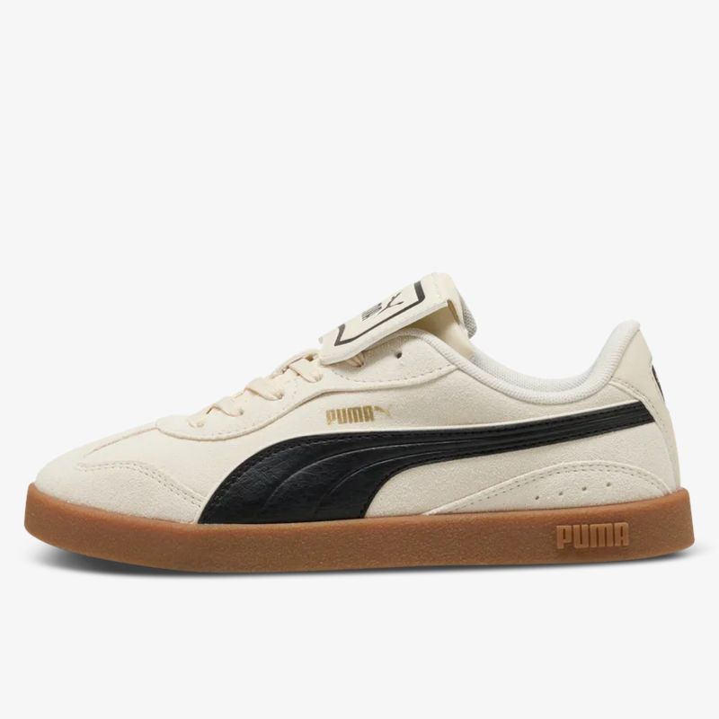 Seitliche Ansicht eines cremefarbenen Puma Sneakers mit schwarzem Veloursleder und brauner Gummisohle für sportlichen Komfort