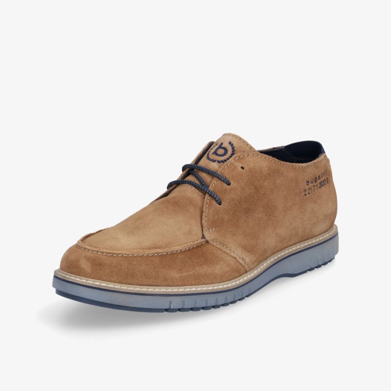 Hellbrauner Wildleder-Halbschuh mit Schnürung und flexibler, leichter Sohle in schräger Vorderansicht