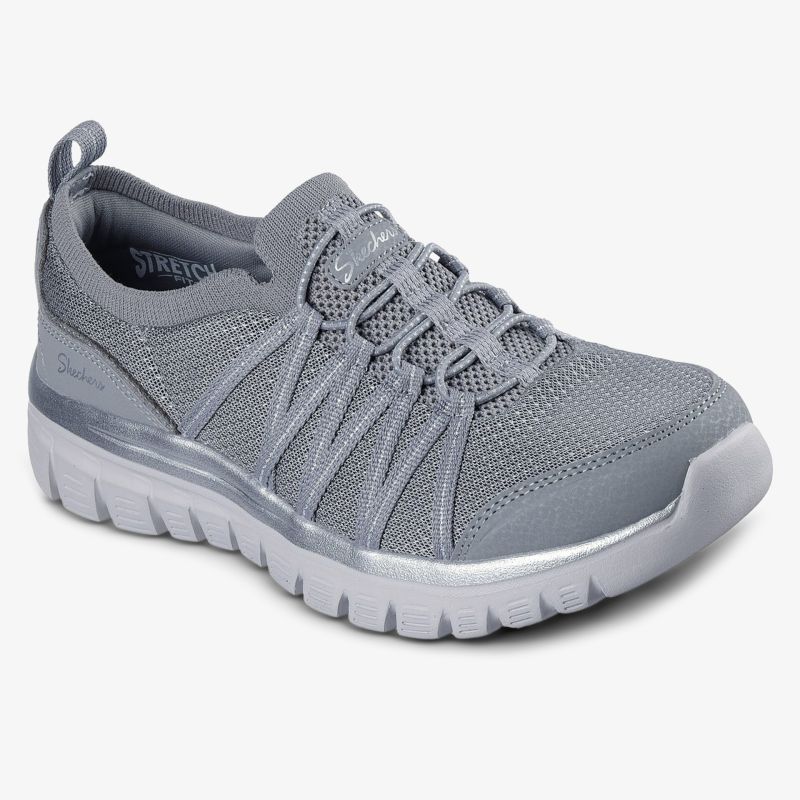 Grauer Sportschuh mit flexiblem Mesh-Obermaterial und robuster Sohle für optimalen Tragekomfort.