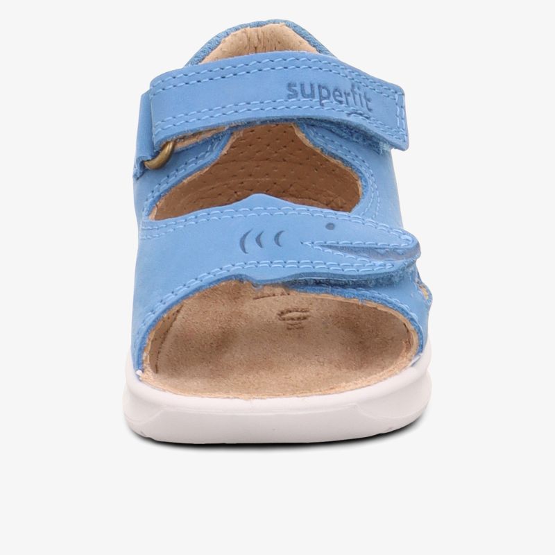 Breit geschnittene blaue Sandale mit verstellbarem Klettverschluss und weicher, flexibler Sohle