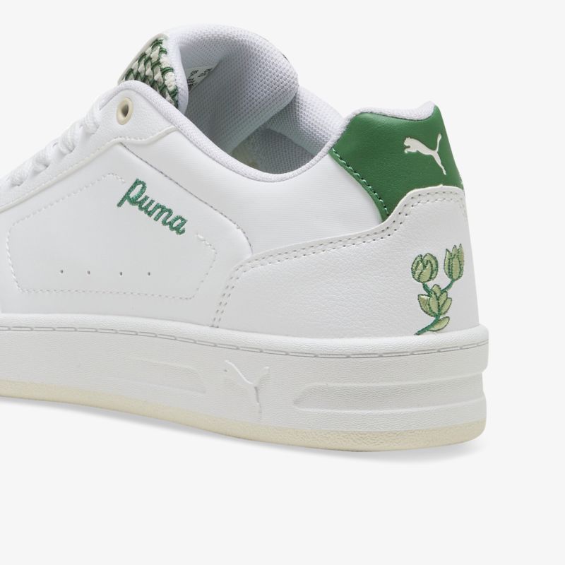 Detailaufnahme weißer Sneaker mit grünem Absatz und dezentem Blumenmotiv, Puma Logo sichtbar