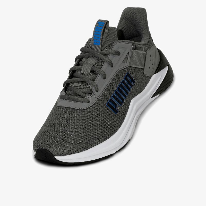 Sportlicher leichter Schuh mit atmungsaktivem Material und gepolstertem Einstieg für hohen Tragekomfort