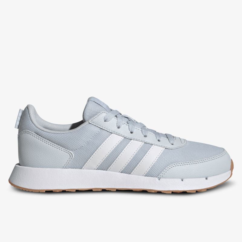 Leichter Sneaker in seitlicher Ansicht mit sportlichem Design und rutschfester Sohle, bequeme Passform