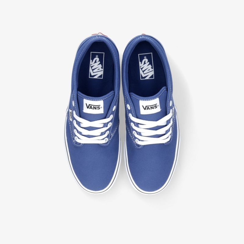 Blaues Sneaker Paar in Draufsicht mit weißen Schnürsenkeln und sportlichem, robustem Design
