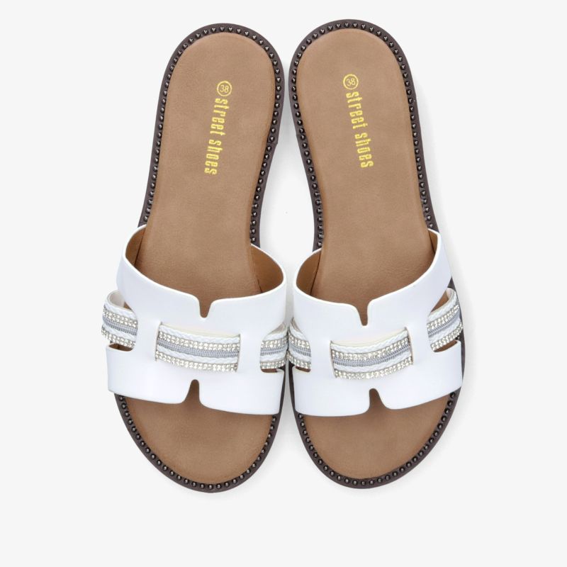 Weißes Paar Sandalen mit offener Zehenpartie und dekorativen Details in top Draufsicht bequem und modisch