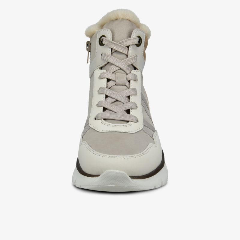 Moderner Sneaker mit komfortabler Polsterung, atmungsaktivem Material und rutschfester Sohle in Frontansicht