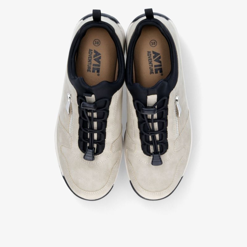 Beiges Schuhpaar liegend oben mit moderner Schnürung, weichem Material und flexibler Sohle für hohen Komfort