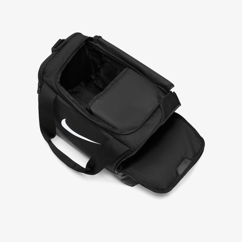 Schwarze kompakte Sporttasche mit verschiedenen Fächern, ideal für Sport und Freizeitaktivitäten.