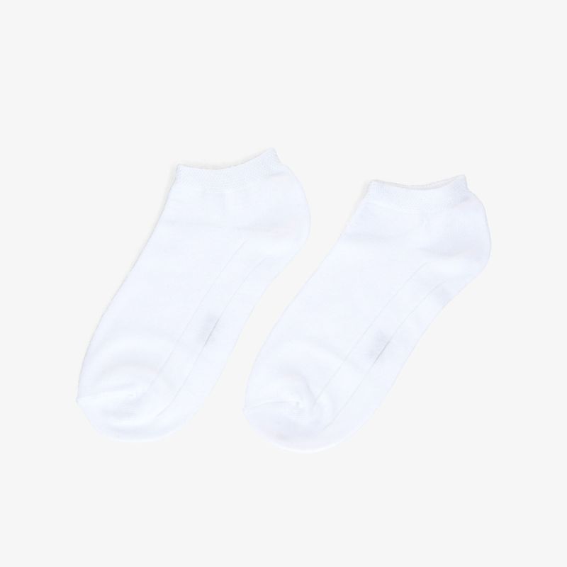 Bequeme weiße Socken für den täglichen Gebrauch, atmungsaktiv und weich. Ideal für sportliche Aktivitäten.