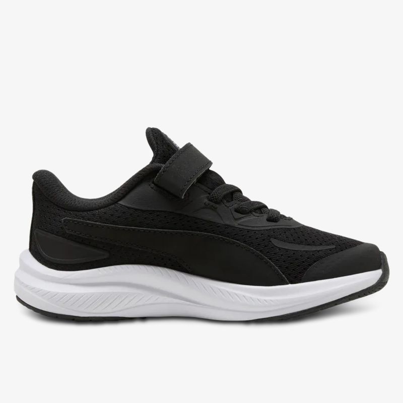 Leichter, sportlicher Schuh mit atmungsaktivem Material und rutschfester Sohle, seitliche Ansicht