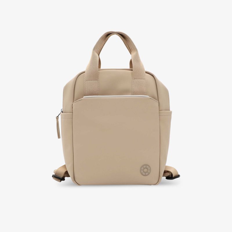 Beiger Rucksack mit stabilem Material, geräumigem Hauptfach und praktischer Fronttasche, moderne und funktionale Optik