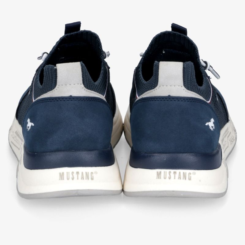 Rückansicht von stylischen Mustang Sneakern in Blau und Weiß mit robuster, bequemer Sohle