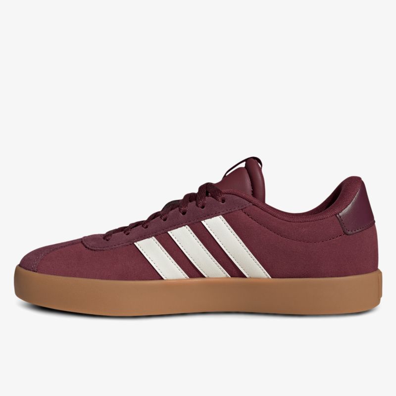 Seitliche Ansicht eines modernen Sportschuhs mit weiß gestreiftem Design und brauner robuster Sohle