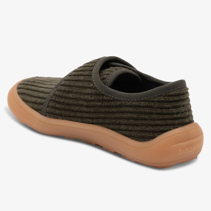 Rückansicht bequemer Schuh mit robuster, brauner Sohle und atmungsaktivem, texturiertem Obermaterial