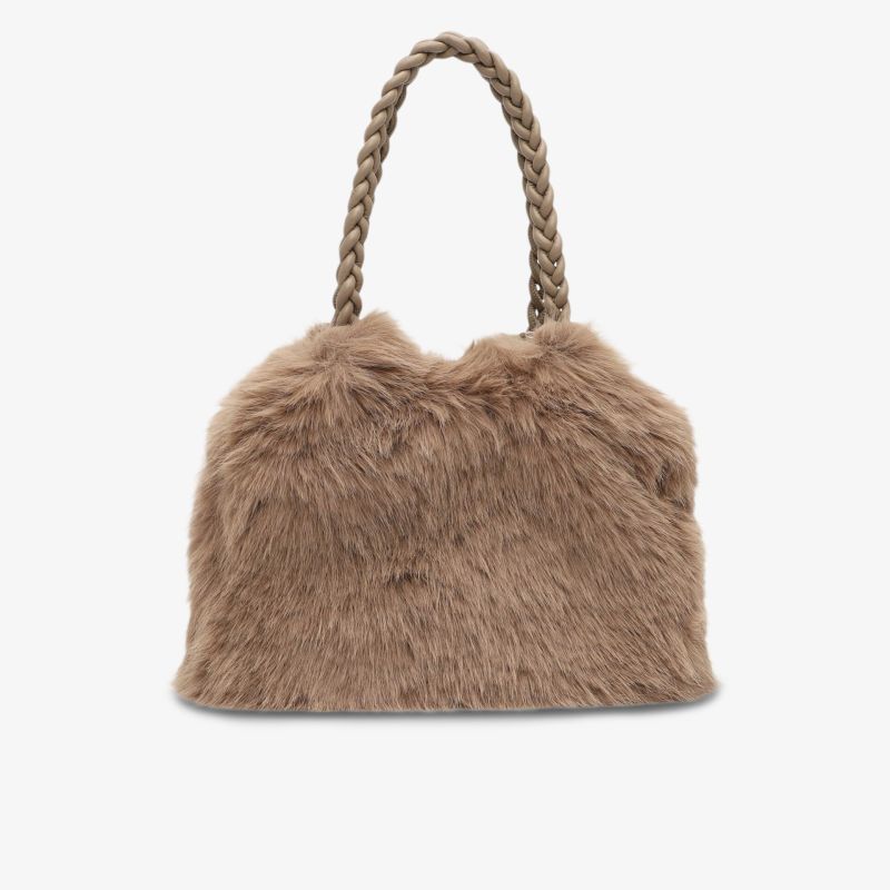 Flauschige Henkeltasche in warmem Braun mit weicher Oberfläche und geflochtenen Tragegriffen, stilvolles Accessoire.