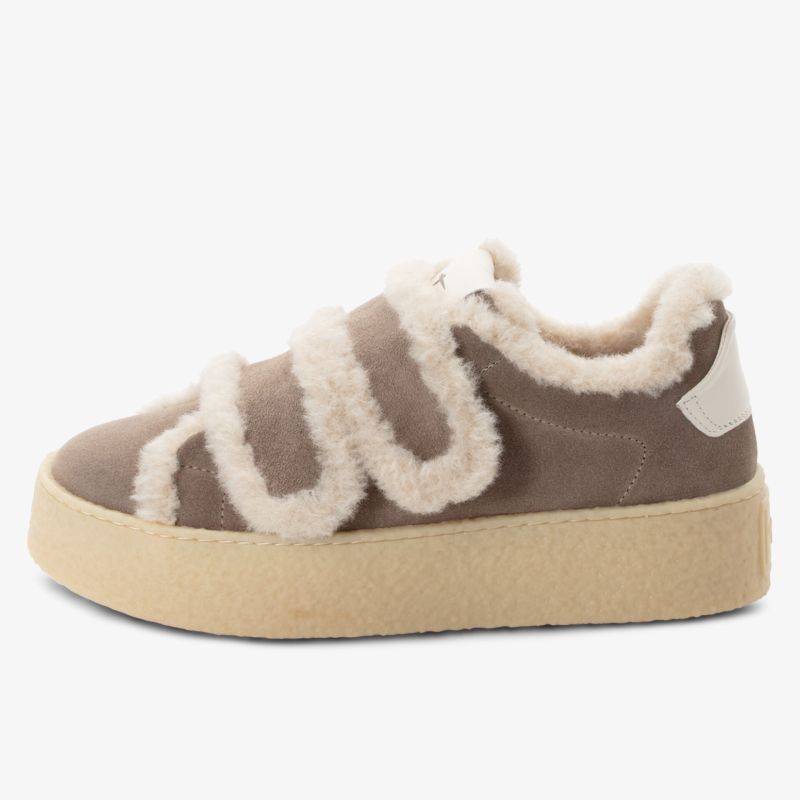 Bequemer und kuscheliger Schuh mit weichem Fell und gummierter Sohle für Komfort und Stil