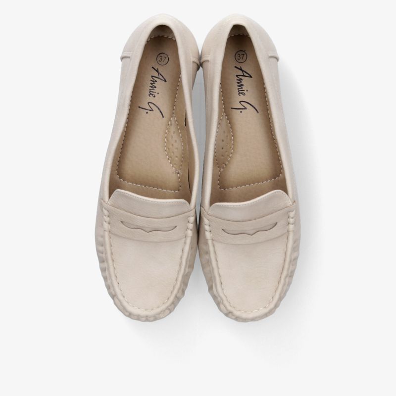 Beiges Loafer-Paar aus hochwertigem Material, bequem und elegant, ideale Schuhe für vielseitigen Einsatz