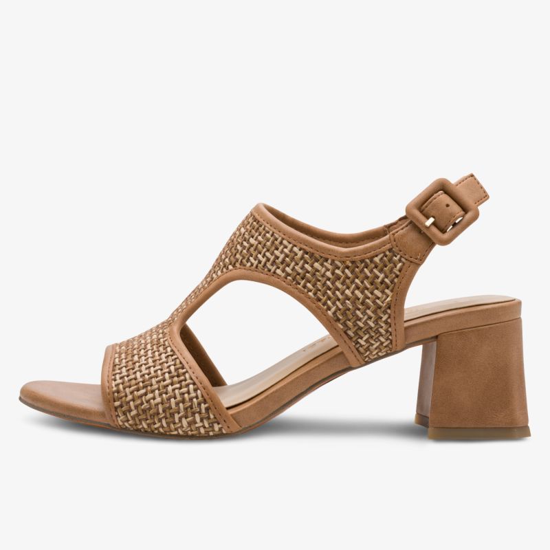 Seitenansicht eines schicken Sandalen-Sommerschuhs mit geflochtenem Obermaterial und stabilem Blockabsatz