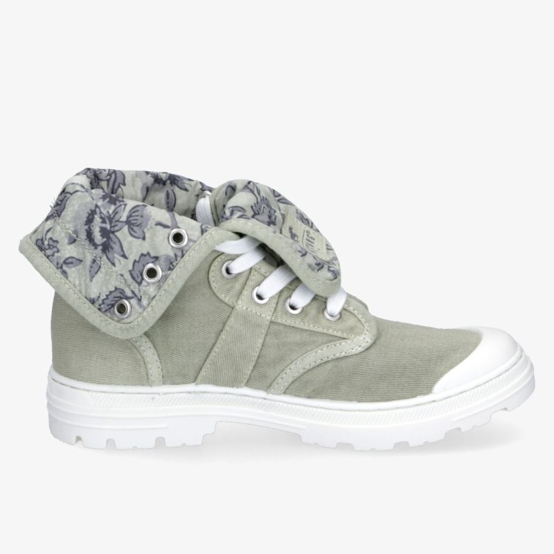 leichter und bequemer Freizeitschuh mit klappbarem Schaft und robustem Profil in grüner Farbe