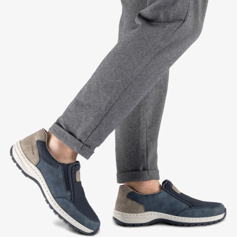 Moderner Schuh mit gepolsterter Sohle und bequemer Passform. Rutschfeste Außensohle.