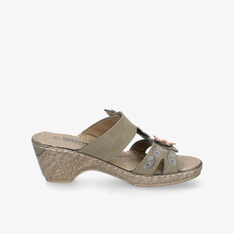 Beige Plateau-Pantolette mit verstellbaren Riemen, weicher Polsterung und rutschfester Sohle, seitliche Ansicht