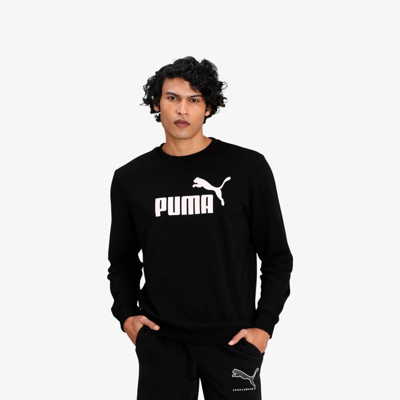 Schwarzes Puma Sweatshirt mit großem weißen Logo frontal getragen, sportlich und bequem im Alltag