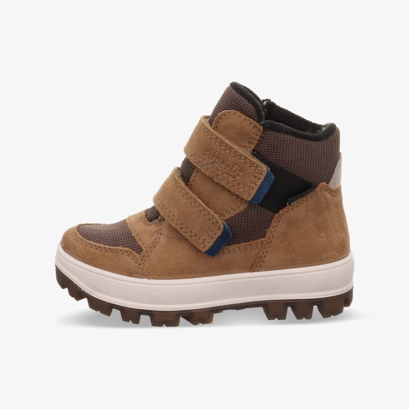 Robuster brauner Wanderschuh mit rutschfester Sohle und bequemen Klettverschlüssen seitlich dargestellt